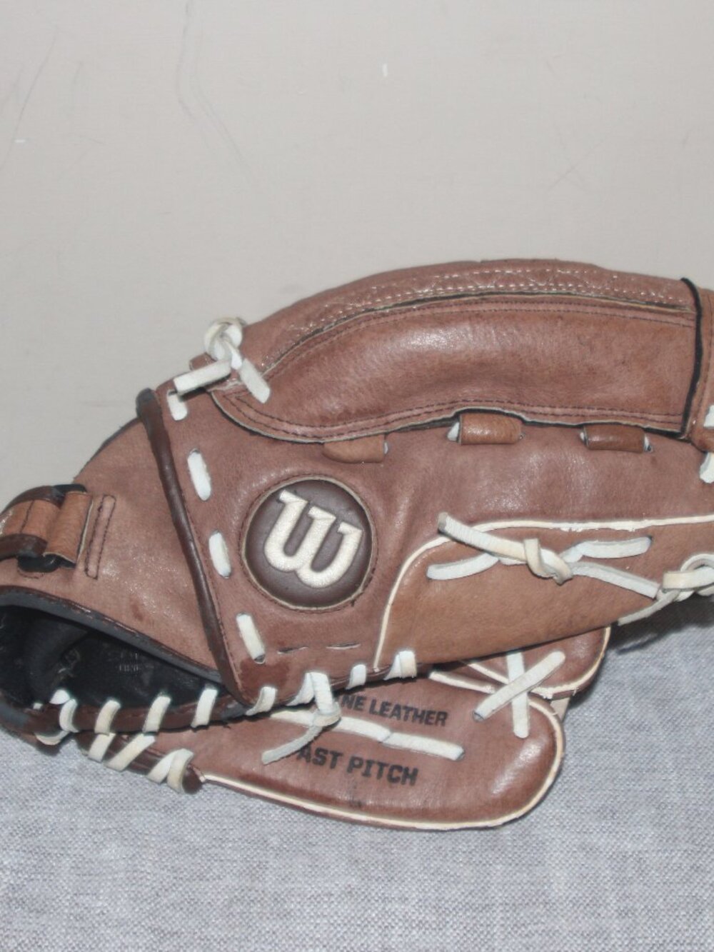 OFF    GC WILSON FAST PITCH BALL GLOVE (RIGHT HAND THROW)